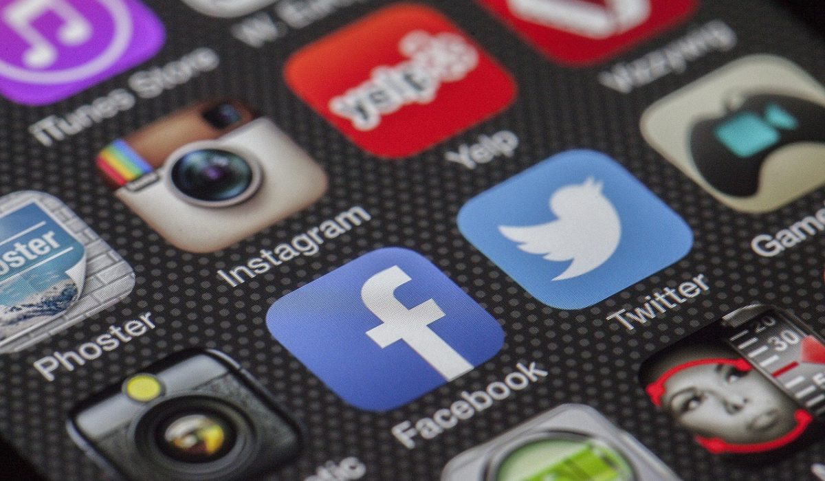 xuekewang App 主界面在手机屏幕上展示学科资源列表与今日学习进度条，暖光桌面背景